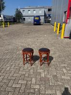 2 kleine barkrukken met lederen zitting, Huis en Inrichting, Barkrukken, Ophalen, Hout, Zo goed als nieuw, 30 tot 60 cm