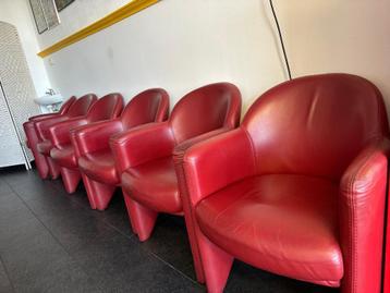 Rode eet /wachtstoelen beschikbaar voor biedingen