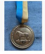 Medaille 1973 Paarden aan lint geel blauw, Postzegels en Munten, Penningen en Medailles, Ophalen of Verzenden, Overige materialen