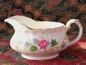 Mooie oude Cream Petal porselein sauskom uit Engeland 17 cm. beschikbaar voor biedingen