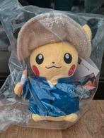 Pokemon van Gogh Grey felt hat Pikachu knuffel original 20cm, Ophalen of Verzenden, Nieuw, Losse kaart