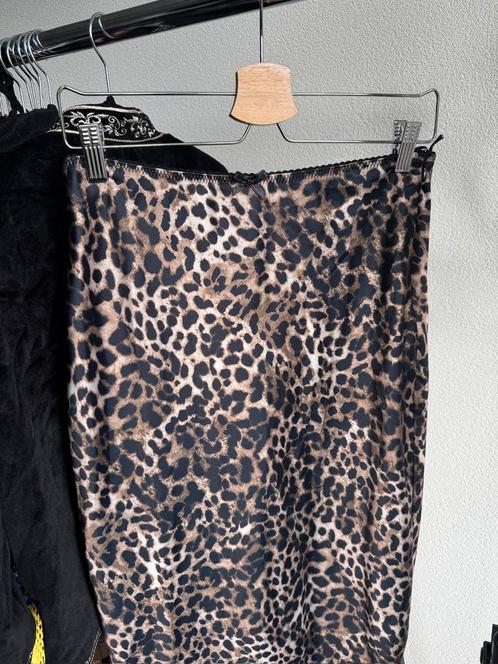 Zara satijnen look midi rok met luipaard print, Kleding | Dames, Rokken, Zo goed als nieuw, Maat 38/40 (M), Bruin, Onder de knie