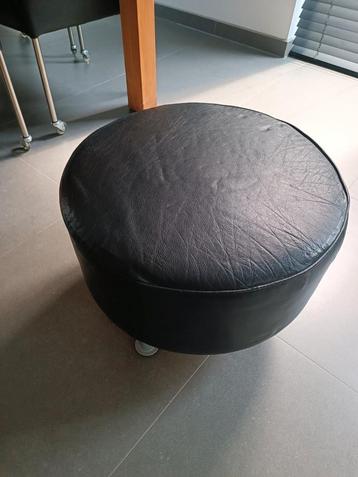 Mooie ronde poef, zwart met metalen pootjes  beschikbaar voor biedingen