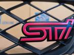 subaru impreza hawkeye STI front grill badge oem 93013FE160, Ophalen of Verzenden
