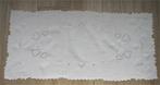 Antiek kleedje, wit geborduurd, mooie schulprand, Antiek en Kunst, Ophalen of Verzenden