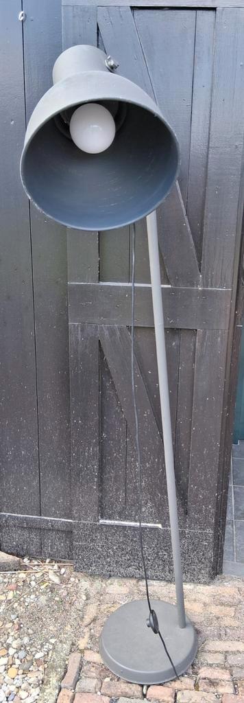 Stijlvolle staande lamp, Huis en Inrichting, Lampen | Vloerlampen, Gebruikt, 100 tot 150 cm, Metaal, Ophalen