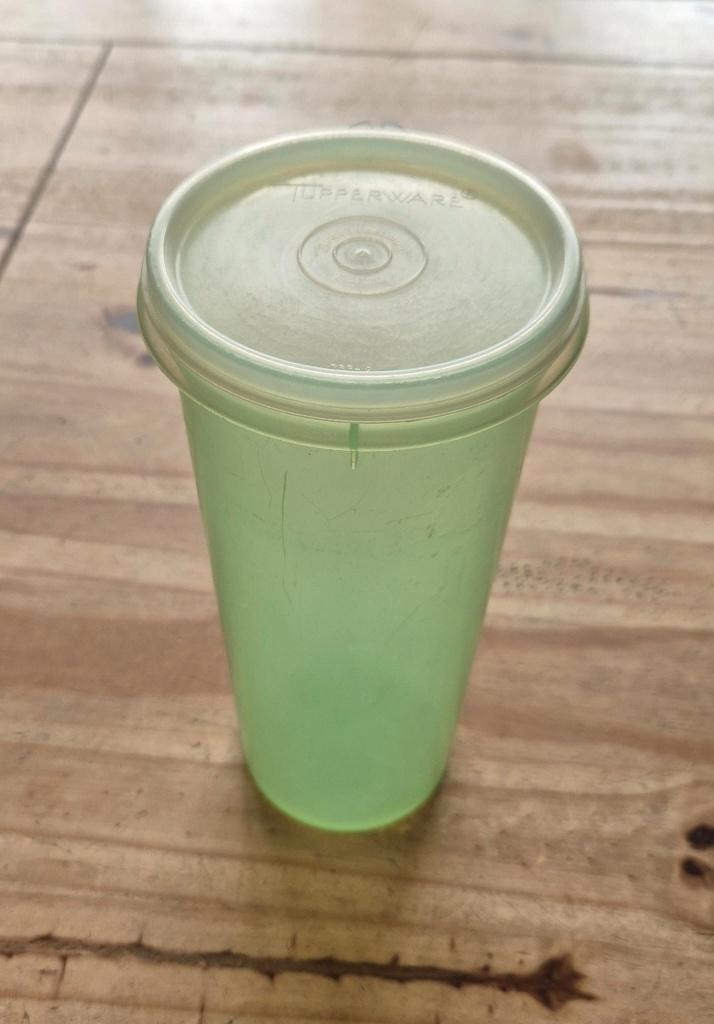 Tupperware voorraadbus met deksel Groen 1L H 22cm Ø 10cm, Huis en Inrichting, Keuken | Tupperware, Zo goed als nieuw, Bus of Trommel