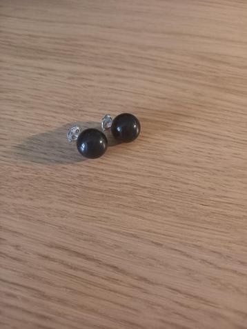 oorbellen zwarte bolletjes beschikbaar voor biedingen