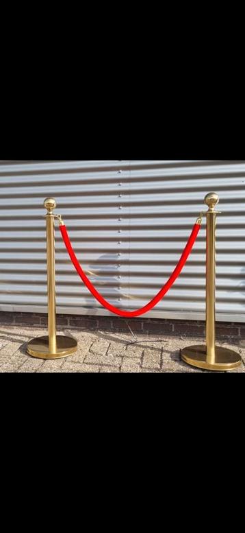 Gouden Afzetpaaltjes Set (6 stuks) met Rode Koorden beschikbaar voor biedingen