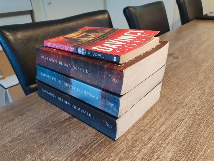 3xDan Brown thrillers/McDowell Een zoektocht naar antwoorden, Boeken, Partijen en Verzamelingen, Zo goed als nieuw, Populaire fictie