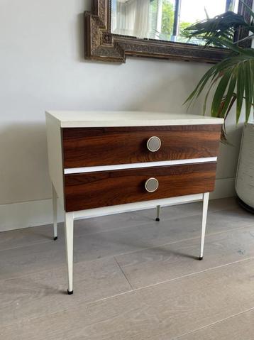 Vintage ‘space age’ ladenkastje op hoge pootjes circa 1975 beschikbaar voor biedingen