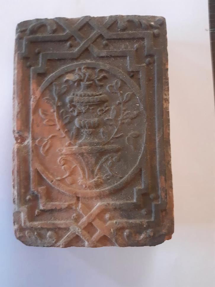 17e eeuwse aardewerk haardsteen met afbeelding bloemenvaas, Antiek en Kunst, Antiek | Keramiek en Aardewerk, Ophalen of Verzenden