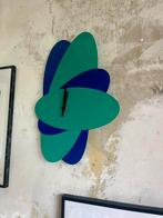 Retro Memphis jaren 80 klok kunststof abstract blauw groen, Ophalen of Verzenden, Zo goed als nieuw, Analoog, Wandklok