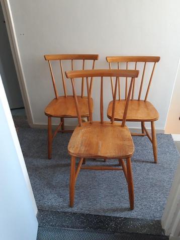 Houten stoelen met spijlen  beschikbaar voor biedingen