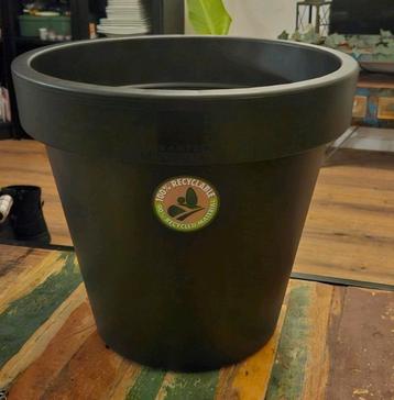 Grote zwarte plastic bloempot - nieuw beschikbaar voor biedingen