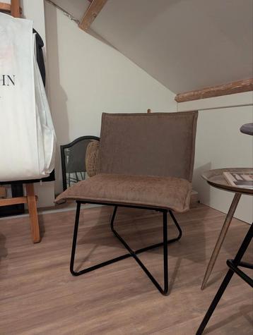 Bruine relax stoel beschikbaar voor biedingen