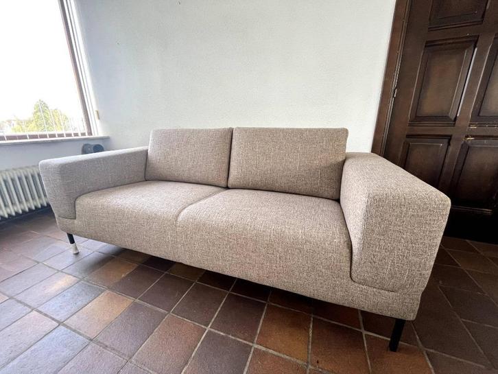 Samos 2-zits bank showroommodel, Huis en Inrichting, Banken | Bankstellen, Zo goed als nieuw, Rechte bank, Tweepersoons, 150 tot 200 cm