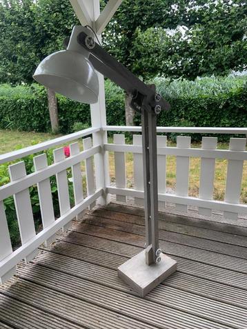  Industriële vloerlamp – Uniek design met verstelbare arm beschikbaar voor biedingen