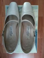 mooie parelmoer witte pumps, Kleding | Dames, Schoenen, Pumps, Wit, Ophalen of Verzenden, Zo goed als nieuw
