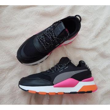 Zwarte sneakers met roze/ oranje detail van Puma maat 37