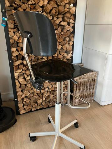 RETRO VERSTELBARE WERKSTOEL beschikbaar voor biedingen