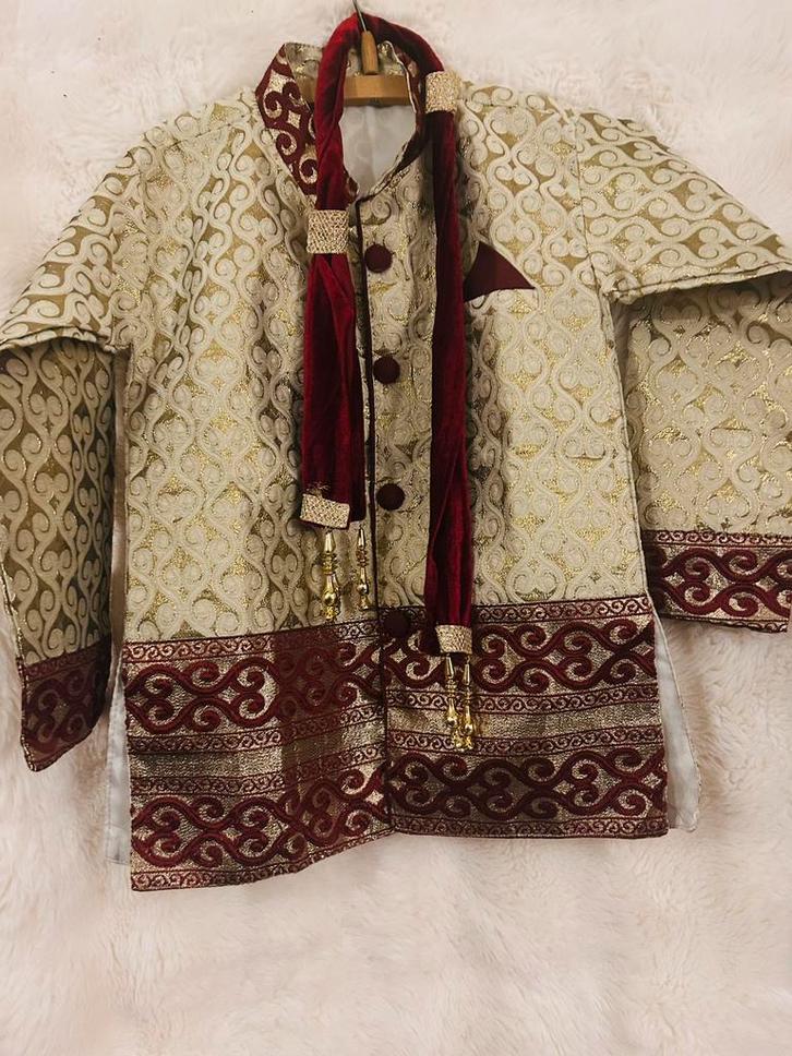 Prachtige Indiase Sherwani voor een kind, Kinderen en Baby's, Kinderkleding | Maat 134, Zo goed als nieuw, Jongen, Overige typen
