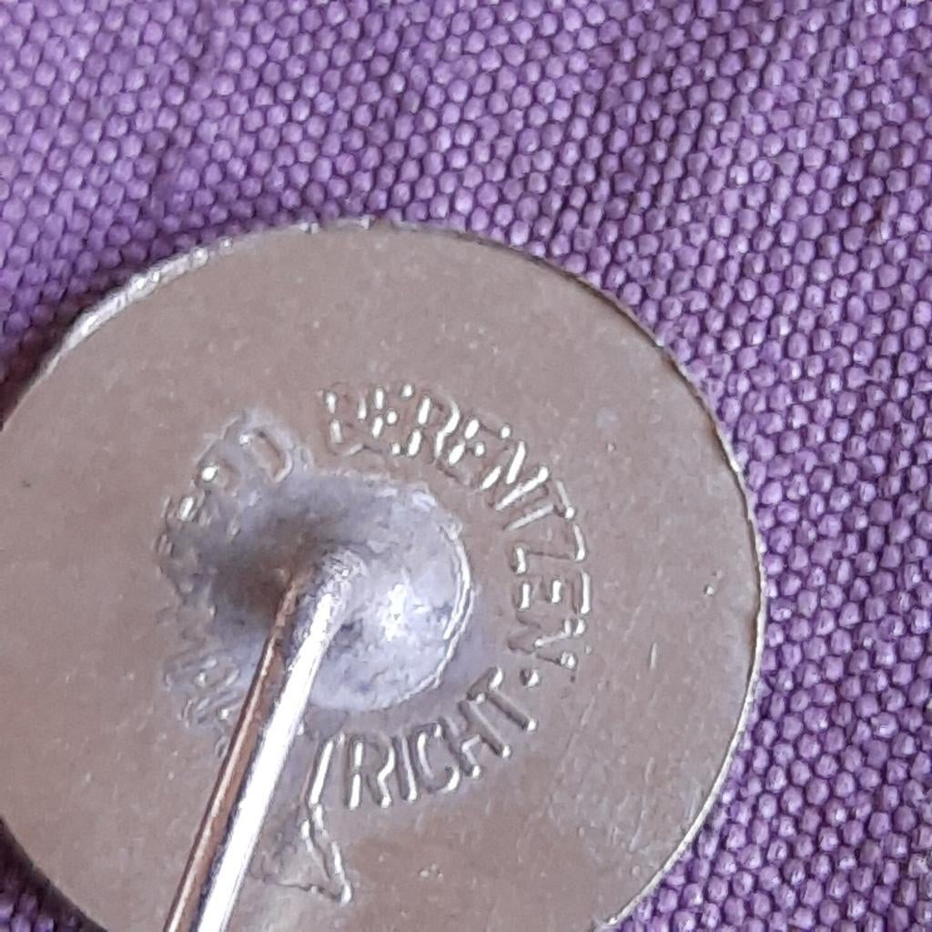 Speld Schiphol 1952 Van Riebeeckvlucht Amsterdam Kaapstad, Verzamelen, Speldjes, Pins en Buttons, Verzenden, Gebruikt