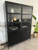 Zwarte stalen vitrinekast in goede staat, Huis en Inrichting, Ophalen, Gebruikt, 100 tot 150 cm, Glas
