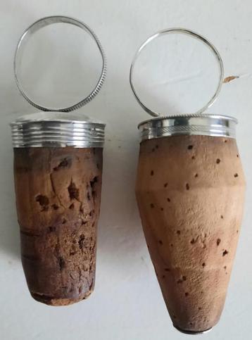 2 Antieke zilveren karaf/flesstoppers beschikbaar voor biedingen