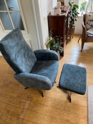 Fauteuil met voetenbank (velours grijs-blauw) beschikbaar voor biedingen