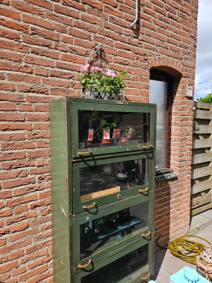 Industriele stalen vitrinekast, Huis en Inrichting, Kasten | Vitrinekasten, 150 tot 200 cm, 25 tot 50 cm, Metaal, Ophalen