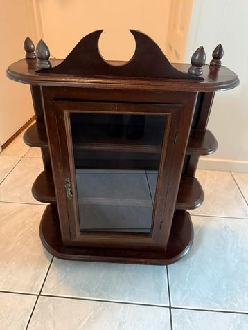 Leuk vitrine kastje beschikbaar voor biedingen