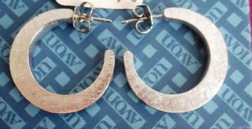 AVON Oorbellen. Zilverkleurig. Oorstekers. Halve maan. beschikbaar voor biedingen