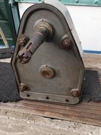 Oud kettingstuurwerkliertje en bolders van sleepboot, Ophalen, Gebruikt