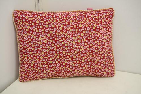 Kussen Global Affairs. Rood/ roze. Nieuwstaat., Huis en Inrichting, Woonaccessoires | Kussens, Zo goed als nieuw, Rood, Rechthoekig