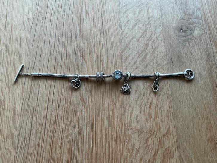 Pandora armband met 4 bedels en 2 spacers. Maat 19 cm., Sieraden, Tassen en Uiterlijk, Armbanden, Zo goed als nieuw, Zilver, Ophalen of Verzenden