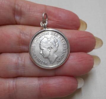 Zilveren halve gulden hanger in krans nr.1176 beschikbaar voor biedingen