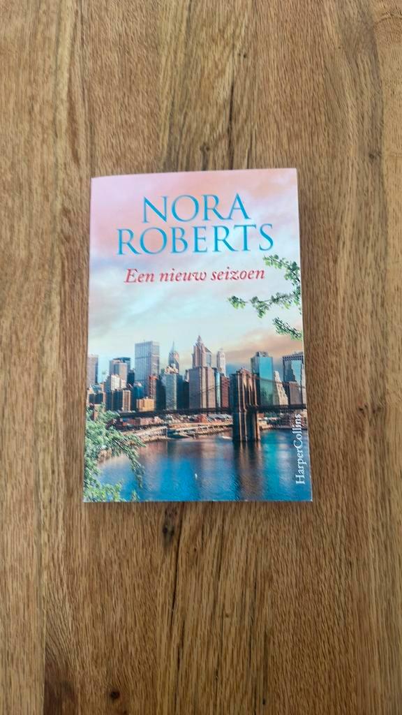 Nora Roberts - Een nieuw seizoen, Boeken, Romans, Zo goed als nieuw, Nederland, Ophalen