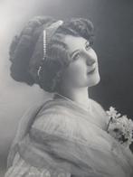 Antieke Jugendstil Kaart - Dame met Parelketting & Corsage, Verzenden, Voor 1920, Ongelopen, Overige thema's