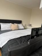 Bed met TV lift, nachtkastjes & voetenbank 180x200, Overige materialen, Gebruikt, Zwart, Tweepersoons