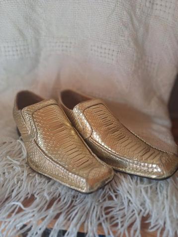 "Gouden" schoenen maat 43 beschikbaar voor biedingen