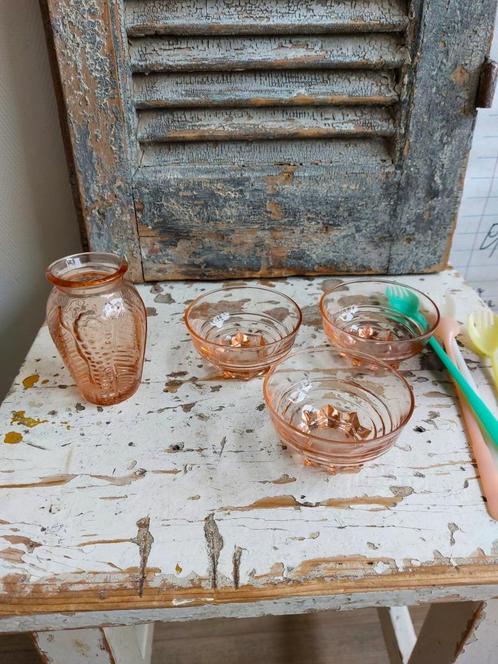 Vintage roze glas: vaasje en 3 bowl-glaasjes, Antiek en Kunst, Antiek | Glas en Kristal, Ophalen of Verzenden
