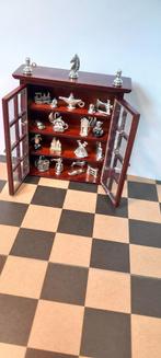 Wandkast vol met zilverkleurige miniaturen 1:12, Verzamelen, Poppenhuizen en Toebehoren, Nieuw, Overige typen, Ophalen of Verzenden