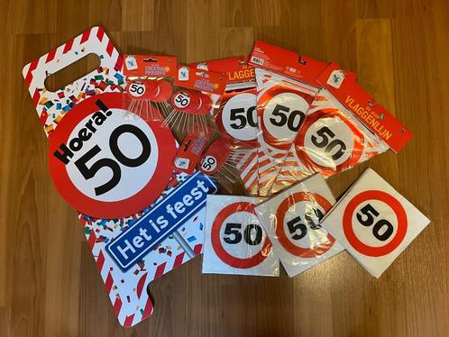 Versiering 50 jaar spandoek bord vlaggen prikkers servetten, Hobby en Vrije tijd, Feestartikelen, Nieuw, Versiering, Verjaardag