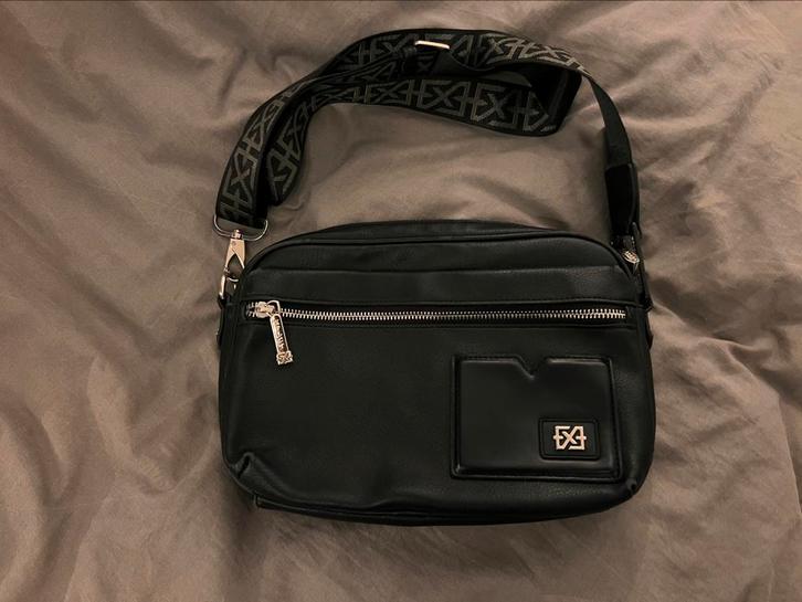 Xplct Studios Plug Bag Zwart Lederen schoudertas, Sieraden, Tassen en Uiterlijk, Tassen | Schoudertassen, Zo goed als nieuw, Zwart