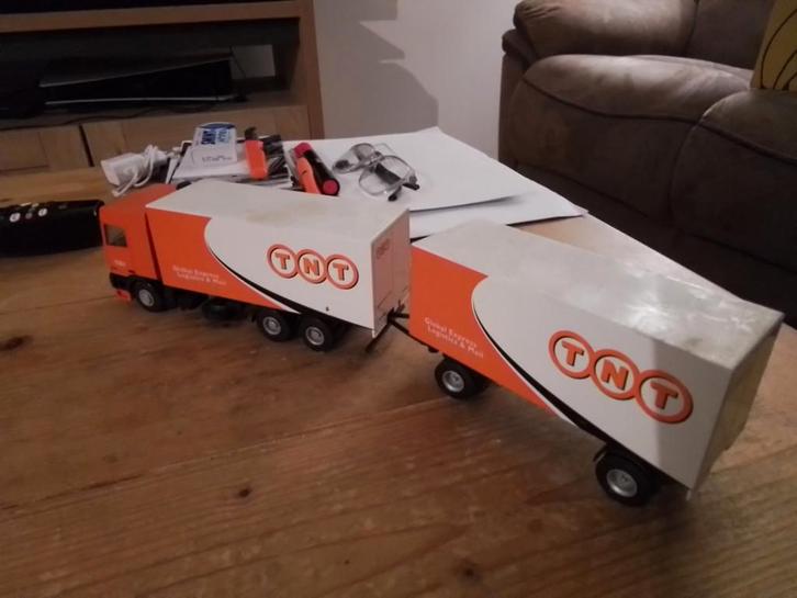 Daf combinatie tnt, Hobby en Vrije tijd, Modelauto's | 1:50, Zo goed als nieuw, Bus of Vrachtwagen, Lion Toys, Ophalen of Verzenden