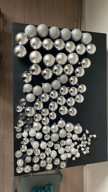 Kerstballen zilver beschikbaar voor biedingen
