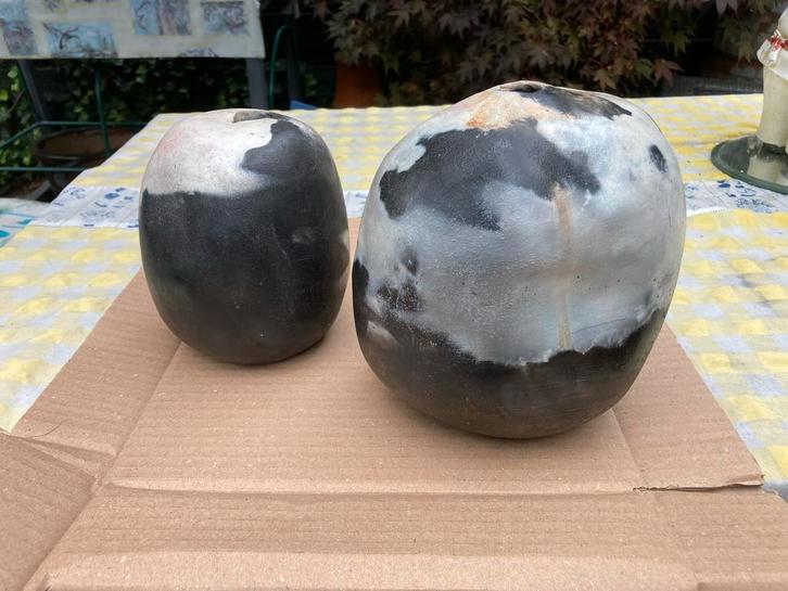 Twee stenen vazen zwart/wit, Huis en Inrichting, Woonaccessoires | Vazen, Gebruikt, Zwart, Minder dan 50 cm, Steen, Ophalen of Verzenden