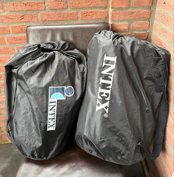 Twee Intex Slaapmatrassen met Pomp, Caravans en Kamperen, Luchtbedden, Zo goed als nieuw, 2-persoons, Ingebouwde pomp, Ophalen of Verzenden