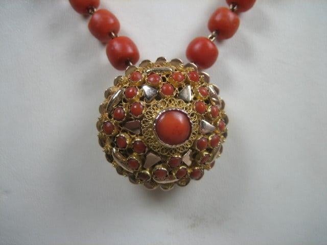 Antiek ketting bloedkoraal met 14 karaat gouden hanger 1880, Verzenden, Goud, Hanger, Met edelsteen